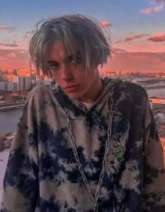 低头抬头叹着沧桑，想你的心已彻底微凉