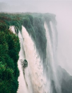 招财瀑布流水意境图片 壮观的瀑布风景图片