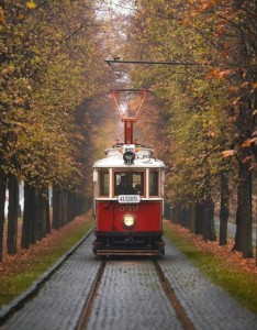 秋天有轨电车唯美意境摄影图片