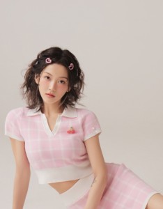 可爱美女粉色包方格臀裙套装 曹婉瑾手机壁纸