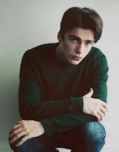 默默的男人静静的在等待着什么，伤感欧美男生头像ins风高清