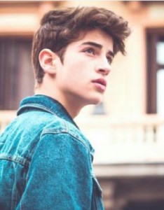 qq头像男生欧美范街头，眼睛里装着太多的回忆