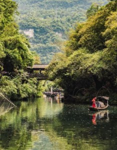 绿山湖泊风景意境图片，山林之间隐藏着清澈的湖泊