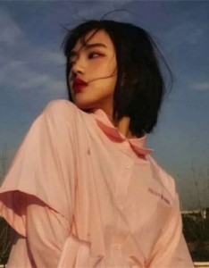 气质短发女生意境图片，短发才会显得干净利落有气质了