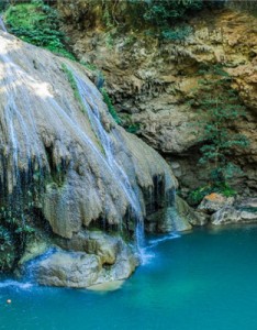 最美瀑布意境图片，超级好看的山涧溪流瀑布图片