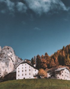 远离人烟的山脚下的房屋唯美风景意境图片