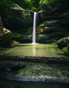 壮观的瀑布美景意境图片，湍急的水流奔涌着太美丽了
