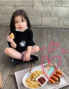 小孩头像，犹如一只蝴蝶，轻盈、靓丽、纯洁