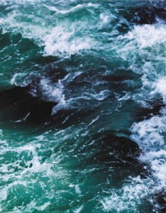 好看的意境图片，唯美汹涌的海浪风景图片