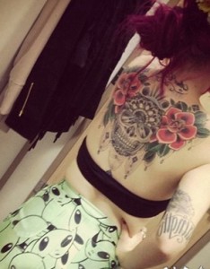 性感美女背部骷髅花卉纹身图案