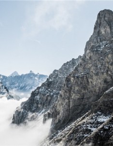 最美风景意境图片，唯美的山峰峰顶云朵风景图片