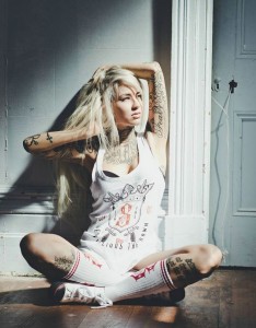 被阳光照射着的运动女孩满身刺青