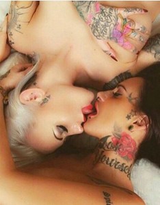 让人尖叫的姐妹花大秀暧昧图腾刺青