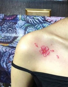 女生锁骨处小清新花朵纹身图案