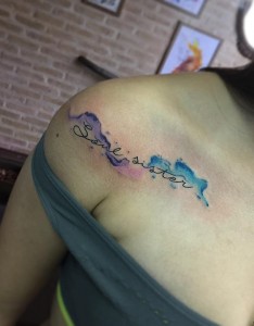 锁骨字母泼墨彩绘纹身图案