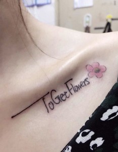 锁骨花蕊英文小清新纹身图案