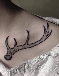 美女锁骨上性感的黑色的麋鹿角纹身图片