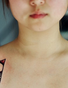 95后女孩锁骨两边个性植物纹身图案