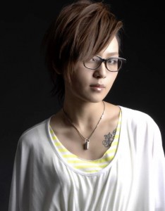 冷漠周笔畅胸部纹身