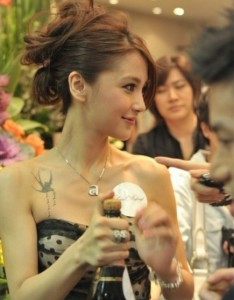 Angelababy锁骨的燕子时尚纹身图案