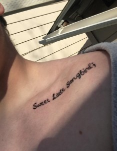 女孩锁骨上清新的一小行英文字纹身