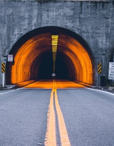 风景意境图片，阴暗的公路隧道图片