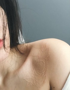 锁骨处个性英文与花朵纹身图案