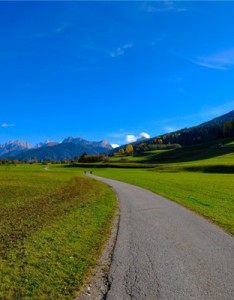 浅绿色风景意境图片，唯美高清山坡草地图片