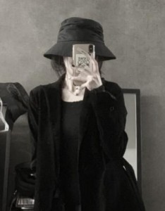 姐妹头像注视着彼此，微笑着对生命持久诺言