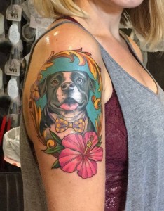 双大臂纹身 女生大臂上彩色花朵和小狗纹身图片