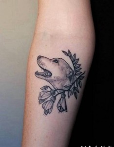 小狗纹身图片 女生手臂上植物和小狗纹身图片