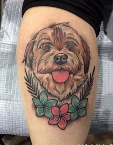 女生小腿上彩绘渐变简单线条花朵和可爱小狗纹身图片