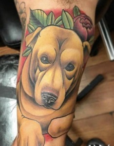 小狗纹身图片 男生手臂上彩色小狗纹身图片