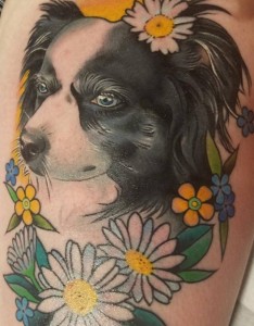 小狗纹身图片 女生大腿上花朵和小狗纹身图片