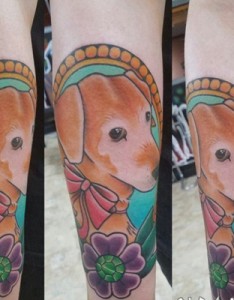 小狗纹身图片 女生手臂上彩绘纹身小狗纹身图片