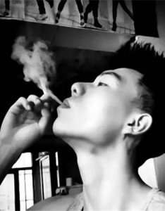 非主流伤感图片男生抽烟喝酒 我怀旧因为我看不到你和未来