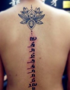 一组个性使然的藏文纹身