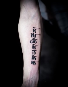 手臂藏文个性纹身图案