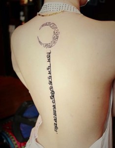 白皙美丽藏文纹身美女图片