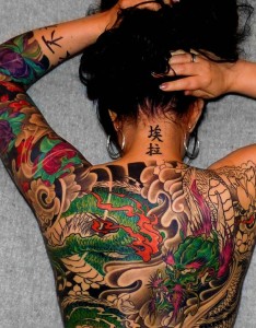 个性女孩满背七彩大邪龙纹身图案