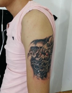 手臂邪龙龙头纹身图案也很不错