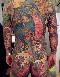 炫酷无比的满背彩色邪龙纹身图案