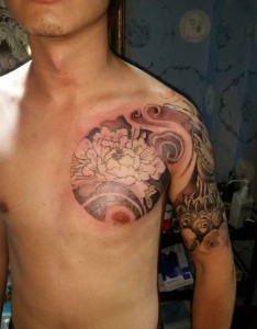 超级完美的半甲邪龙纹身刺青