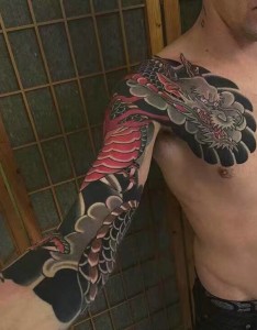 传统半甲邪龙纹身刺青充满魅力