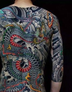 个性潇洒的满背彩色大邪龙纹身图案