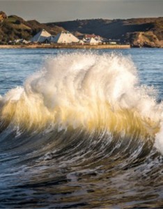 风景高清，汹涌的海浪图片
