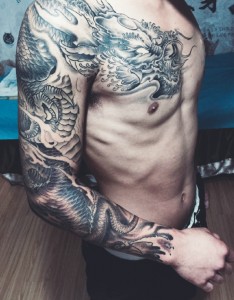 相当帅气的经典半甲邪龙纹身图案