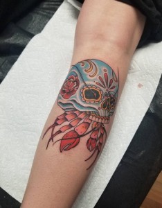 骷髅纹身 女生手臂上彩绘的骷髅纹身图片