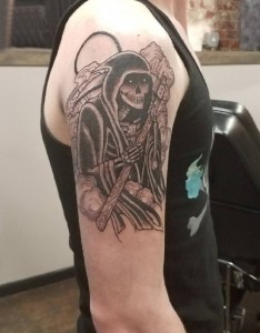 死神纹身 男生大臂上黑色的骷髅死神纹身图片