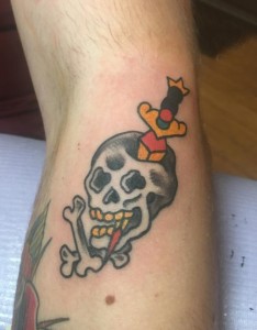 骷髅纹身 男生腿上骷髅和匕首纹身图片